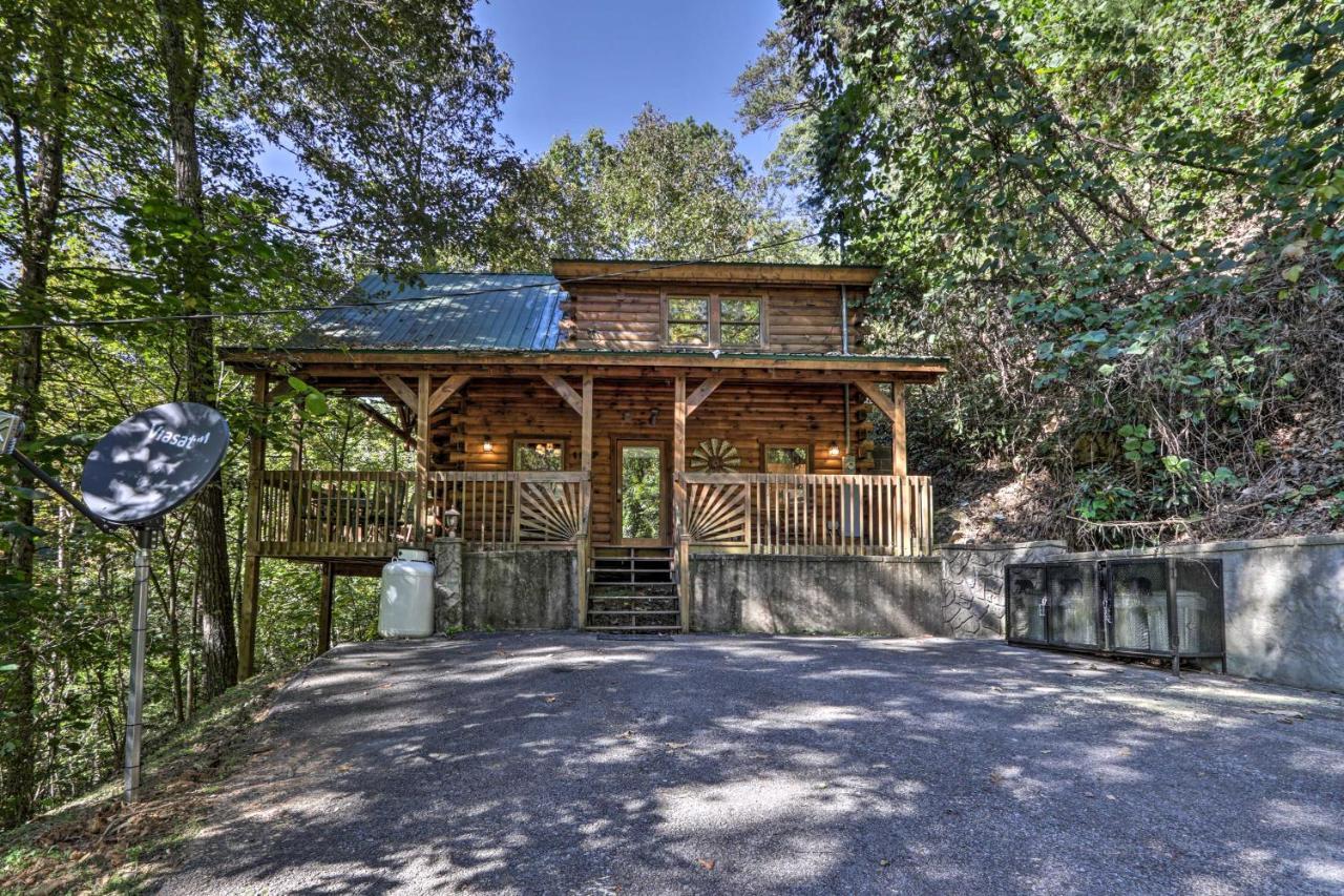 Cabin With Hot Tub And Deck, 3 Mi To Pigeon Forge Sevierville Exteriör bild