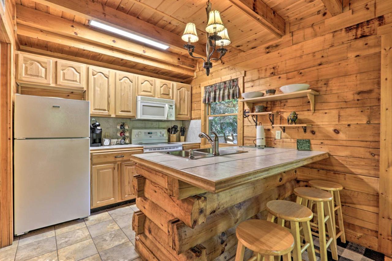 Cabin With Hot Tub And Deck, 3 Mi To Pigeon Forge Sevierville Exteriör bild