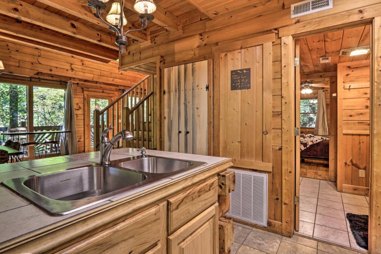 Cabin With Hot Tub And Deck, 3 Mi To Pigeon Forge Sevierville Exteriör bild