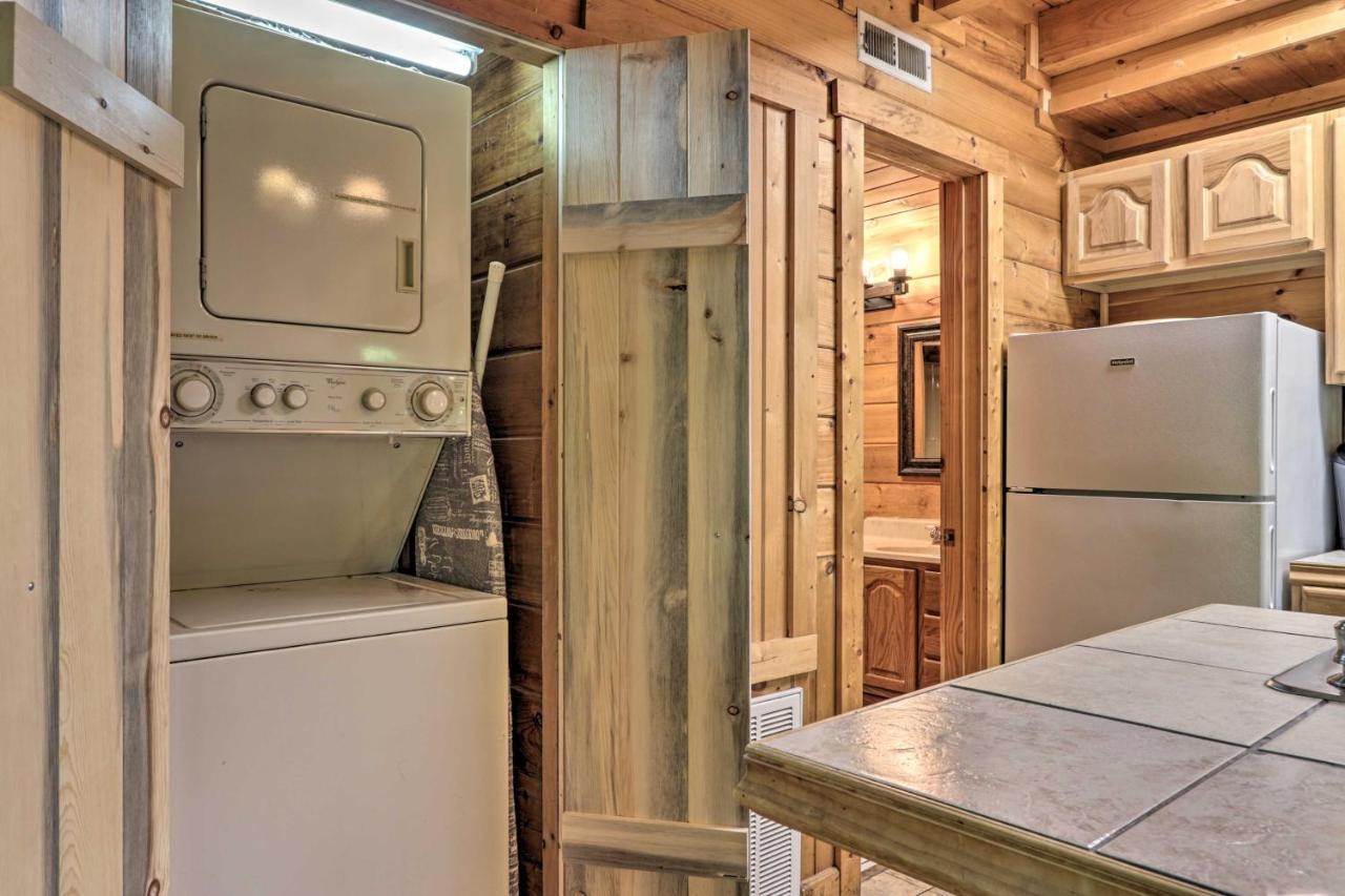 Cabin With Hot Tub And Deck, 3 Mi To Pigeon Forge Sevierville Exteriör bild