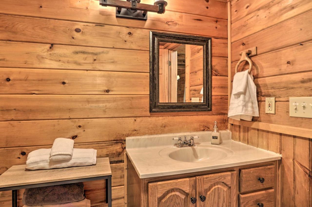 Cabin With Hot Tub And Deck, 3 Mi To Pigeon Forge Sevierville Exteriör bild